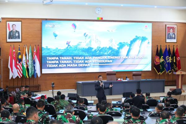 Berikan Ceramah Pembekalan kepada Pasis Dikreg LII Sesko TNI, Menteri AHY: Siapk...