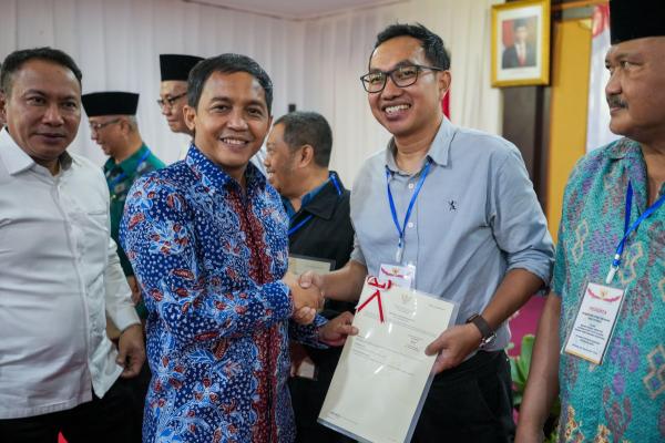 Selamatkan Setengah Triliun Aset Negara, Wamen ATR/Waka BPN Serahkan Sertipikat...