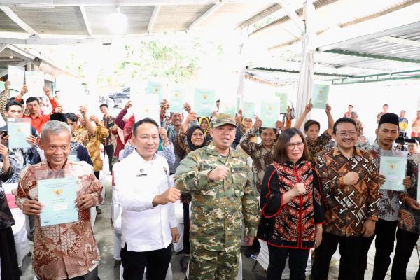 Serahkan 965 Sertipikat Konsolidasi Tanah di Jawa Tengah, Menteri Nusron: Tanah...