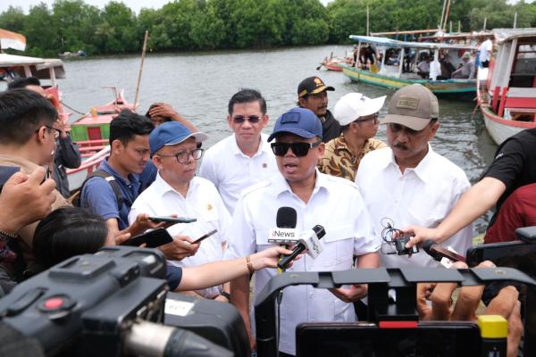 Tinjau Lokasi Terindikasi Manipulasi Data di Kawasan Pagar Laut Bekasi, Menteri...