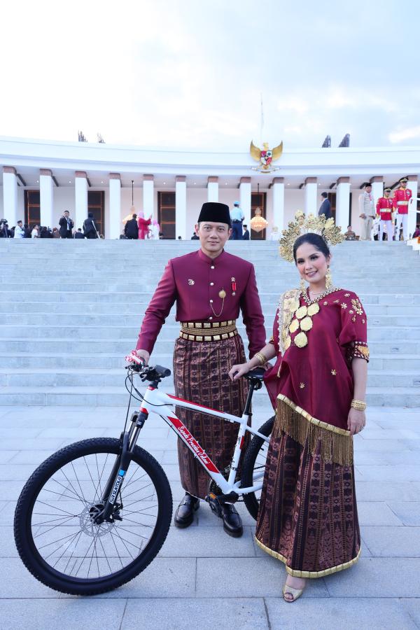 Menangkan Busana Adat Terbaik pada Upacara Penurunan Bendera Sang Merah Putih, M...