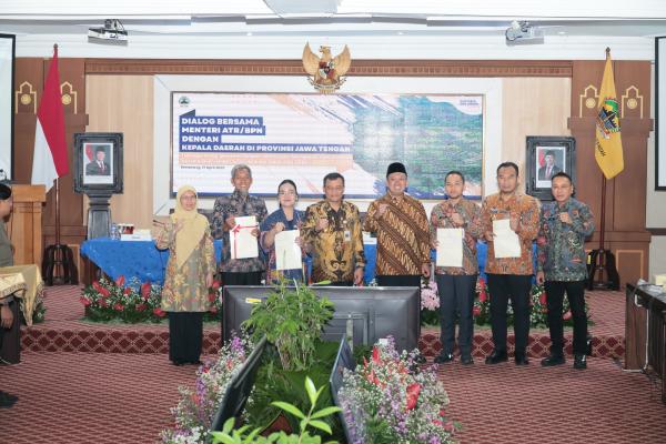 Amankan Aset Negara, Menteri Nusron Serahkan Ratusan Sertipikat Tanah Aset Pemda...