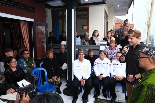 Serahkan Sertipikat Tanah Elektronik bagi Masyarakat Tengger, Menteri AHY Harapk...