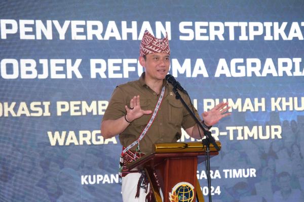 Serahkan Sertipikat Tanah kepada Masyarakat Eks Timor Timur di NTT, Menteri AHY...