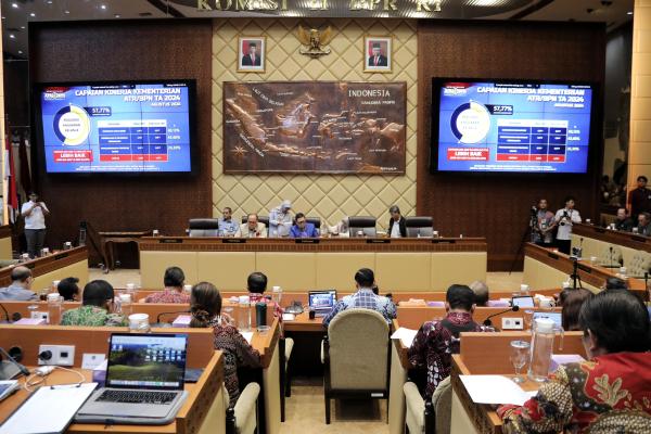 Kebut Implementasi Layanan Sertipikat Tanah Elektronik untuk Rakyat, di Depan Ko...