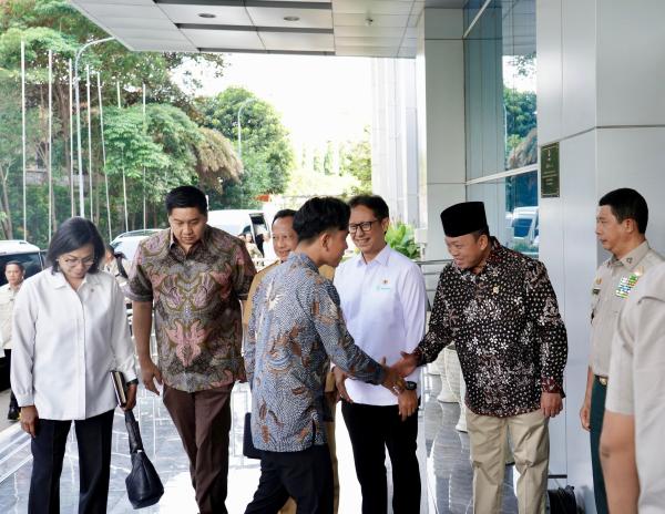 Menteri Nusron Siapkan 50 Hektare Tanah untuk Relokasi Korban Erupsi Gunung Lewo...
