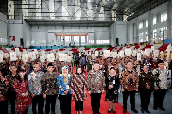 Serahkan 1.571 Sertipikat Elektronik di Kabupaten Batang, Wamen Ossy Harapkan Be...