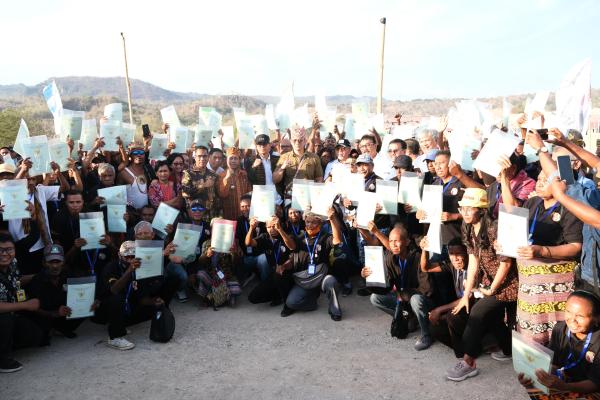 Terima Sertipikat dari Menteri AHY, Warga Eks Timor Timur Petik Hasil Kesetiaan...