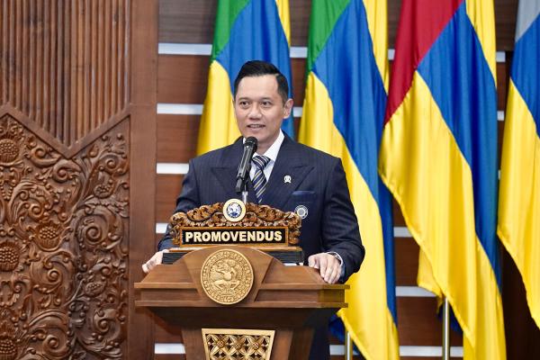 Penuh Haru, Menteri AHY Persembahkan Gelar Doktor untuk Almarhumah Ibu Ani Yudho...