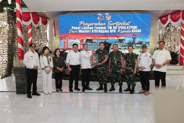 Komitmen Selesaikan Persoalan Aset TNI, Menteri Nusron Serahkan Sertipikat Tanah...