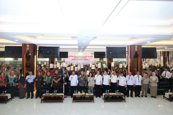 Wamen ATR/Waka BPN Serahkan 270 Sertipikat Tanah Elektronik di Kalbar, Berikan N...