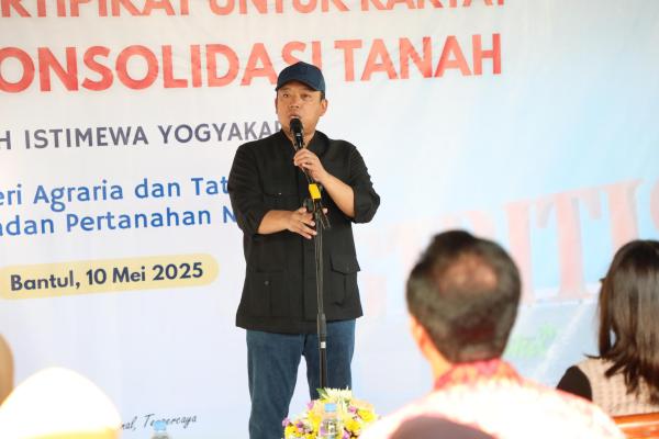 Serahkan Sertipikat Hasil Konsolidasi Tanah Tutupan Jepang, Menteri Nusron Berpe...