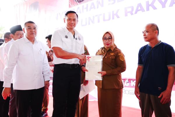 Serahkan Sertipikat Tanah di Bengkulu, Menko AHY Tegaskan Kepastian Hukum dan Do...