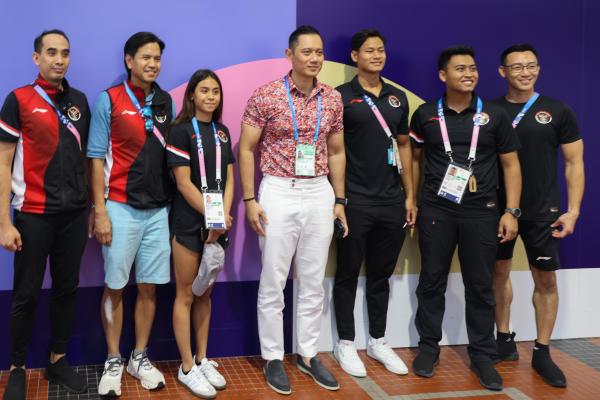 Kunjungi Kampung Atlet dan Rumah Garuda di Paris, Menteri AHY: Doakan yang Terba...