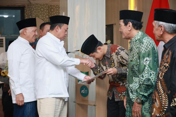 Terima Sertipikat dari Menteri Nusron, Perwakilan dari Pesantren Al Yasmin: Duku...