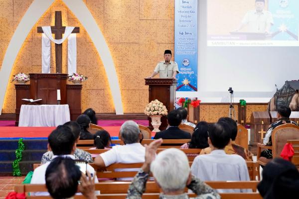 Jelang Perayaan Natal Menteri Nusron Serahkan Sertipikat untuk Gereja yang Berdi...