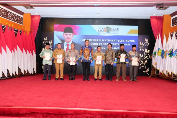Pertama di Jambi, Menteri AHY Serahkan Sertipikat Tanah Elektronik untuk Tanah U...