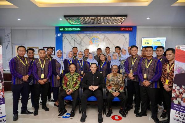 Kunjungi Kantah Kabupaten Gresik, Menteri AHY Memotivasi Jajaran Garda Terdepan...