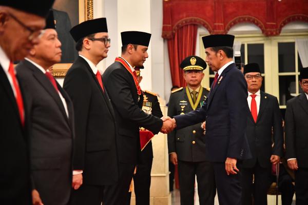 Terima Bintang Mahaputera Nararya dari Presiden Joko Widodo, Ini Prestasi AHY