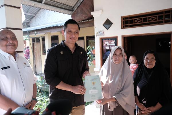 Serahkan Sertipikat Hasil PTSL di Kaki Gunung Salak, Menteri AHY Yakinkan Semua...